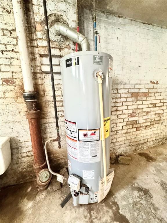 432 Boyles Ave, New Castle/2Nd, PA 16101 - utilities featuring gas water heater