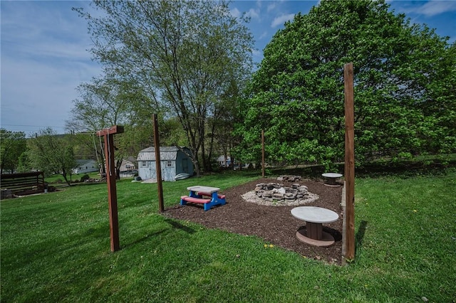 view of yard featuring an outdoor structure and a shed