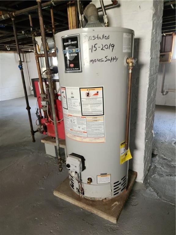 525 E Old Lincoln Hwy, Ligonier Twp, PA 15658 - utility room with water heater