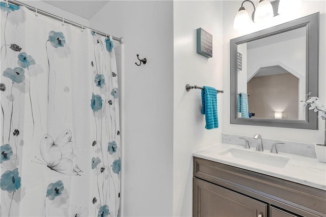 full bathroom featuring a shower with shower curtain and vanity