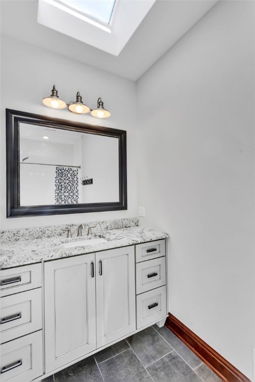 118 Lakeland Dr, Adams Twp, PA 16046 - bathroom featuring a shower with curtain, a skylight, baseboards, and vanity