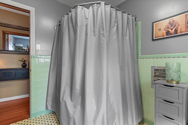 814 Clara St N, Versailles, PA 15137 - full bath with a shower with curtain, tile walls, and wainscoting