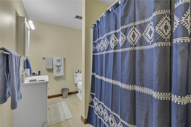 bathroom featuring vanity, toilet, a shower with shower curtain, baseboards, and visible vents