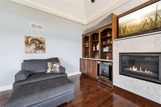 1043 Blackthorne Dr, Penn Twp Wml, PA 15644 - sitting room with dark wood-style flooring, baseboards, visible vents, and wine cooler