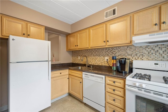 kitchen featuring decorative backsplash, visible vents, a sink, under cabinet range hood, and white appliances