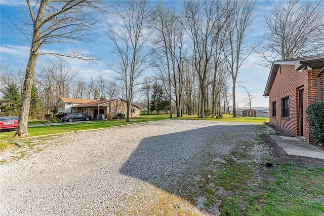 view of yard featuring gravel driveway