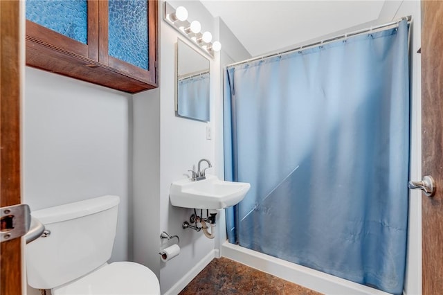 full bath featuring toilet, baseboards, and curtained shower