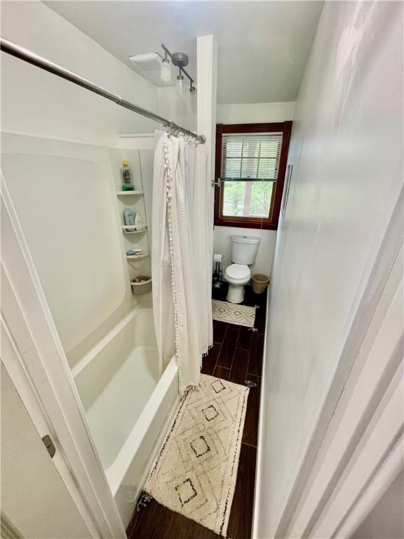 315 Taylor Ave, Bellevue, PA 15202 - bathroom featuring toilet, shower / bathtub combination with curtain, and wood finished floors