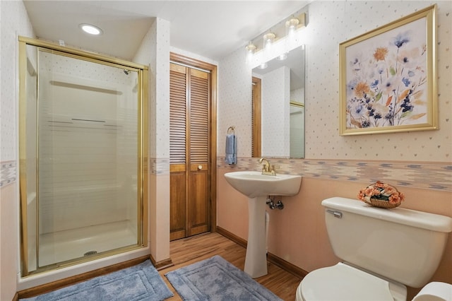 1058 Rimrock Rd, City Of Greensburg, PA 15601 - full bathroom featuring toilet, recessed lighting, wallpapered walls, wood finished floors, and a stall shower