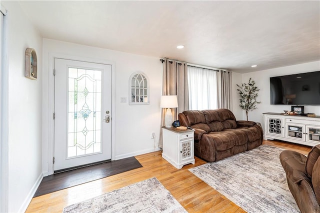 living area with plenty of natural light, recessed lighting, light wood-style flooring, and baseboards