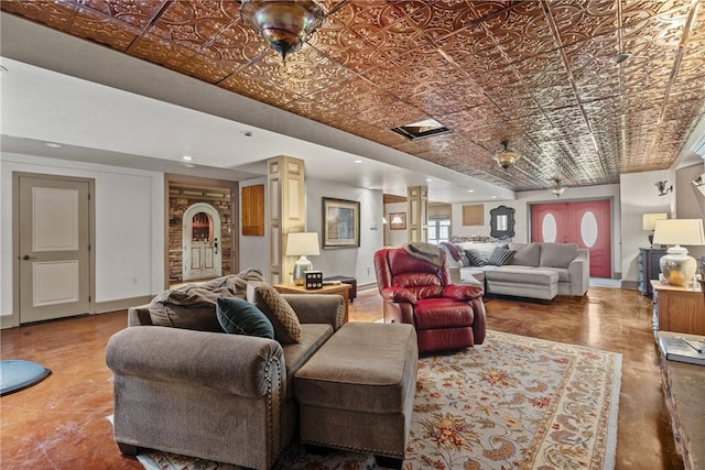 living area featuring an ornate ceiling, recessed lighting, and baseboards