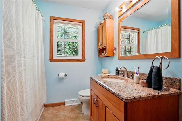 full bath with a shower with curtain, visible vents, baseboards, vanity, and toilet