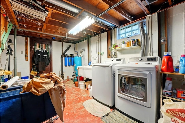 washroom featuring laundry area and washing machine and dryer