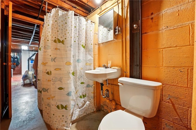 full bath featuring a shower with curtain, toilet, and unfinished concrete flooring