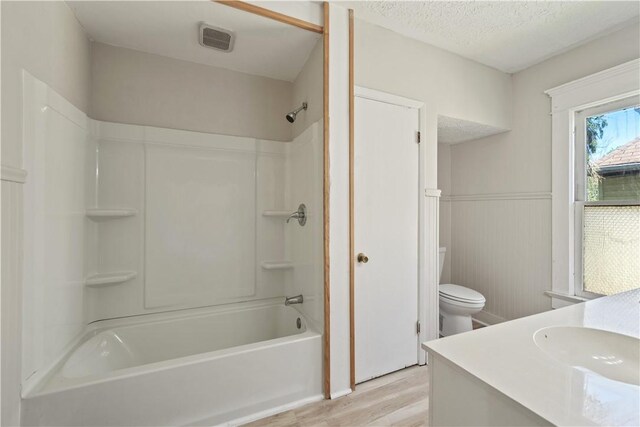 1313 Albert St, New Castle/2Nd, PA 16105 - full bathroom featuring a textured ceiling, wainscoting, wood finished floors, vanity, and toilet