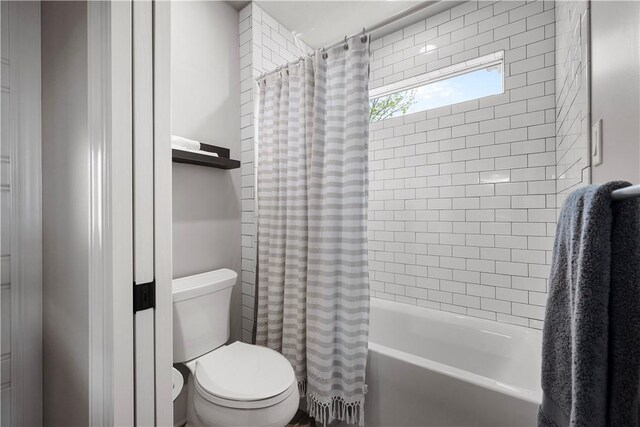 131 Woodford Dr, Adams Twp, PA 16033 - full bath with shower / bath combo with shower curtain and toilet