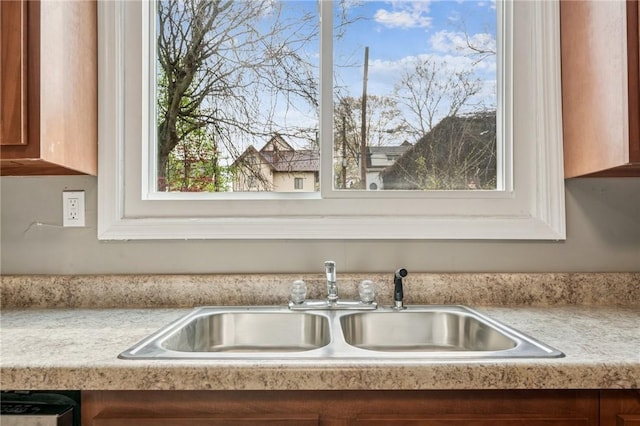 544 4th Ave, New Kensington, PA 15068 - room details featuring light countertops and a sink