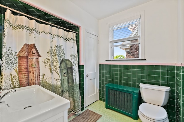 full bath featuring wainscoting, curtained shower, toilet, and tile walls