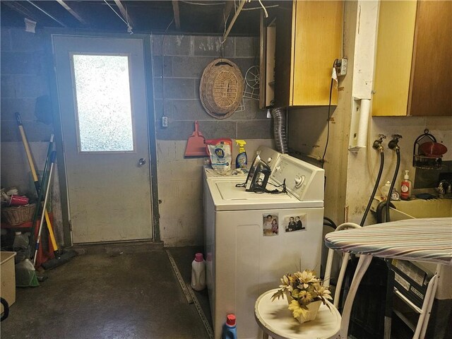 laundry area featuring cabinet space and washer / clothes dryer