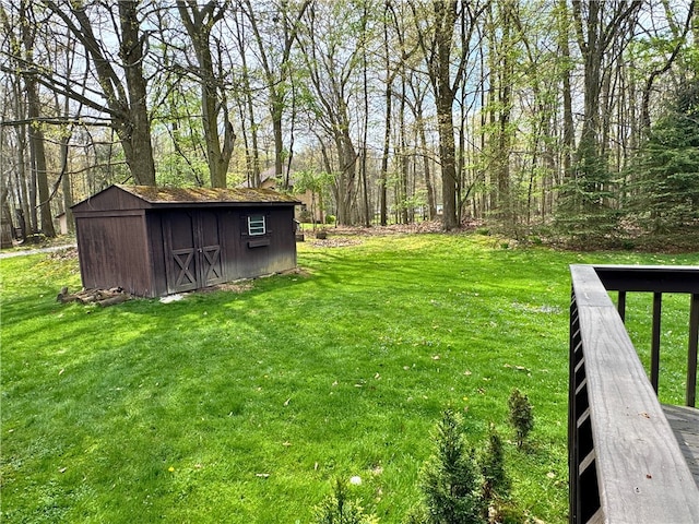 view of yard featuring an outdoor structure and a shed