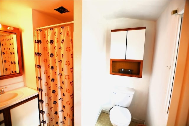 bathroom featuring a shower with curtain, vanity, vaulted ceiling, and toilet