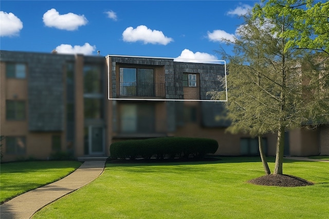 contemporary house featuring a front lawn