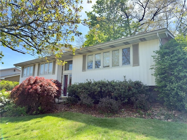 view of front of house featuring a front yard