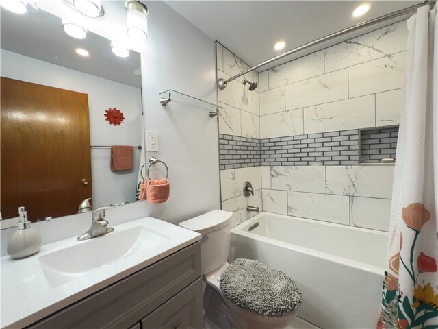 full bath featuring shower / bath combo with shower curtain, recessed lighting, toilet, and vanity