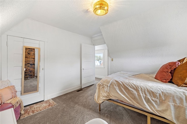 1629 Davidson St, Aliquippa, PA 15001 - bedroom featuring baseboards, carpet, vaulted ceiling, and a textured ceiling