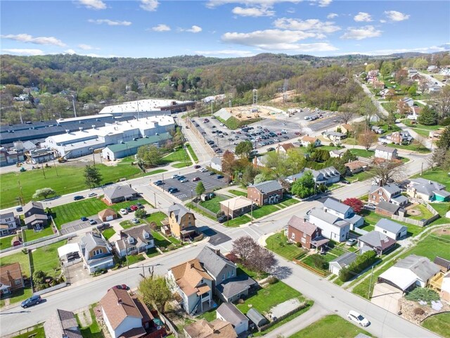 birds eye view of property featuring a wooded view