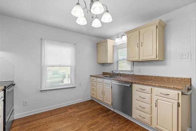 kitchen featuring cream cabinets, dark wood-style flooring, an inviting chandelier, a sink, and stainless steel appliances