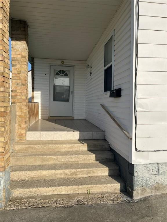 property entrance with covered porch