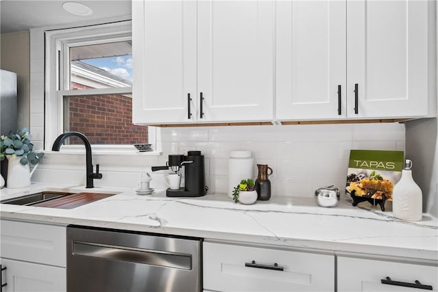 bar featuring tasteful backsplash, a sink, and dishwasher
