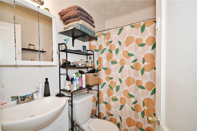 bathroom featuring vanity, ornamental molding, a shower with shower curtain, and toilet