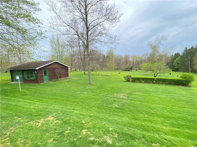 view of yard featuring an outbuilding