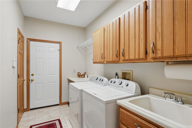 laundry room featuring a sink, cabinet space, and washing machine and clothes dryer