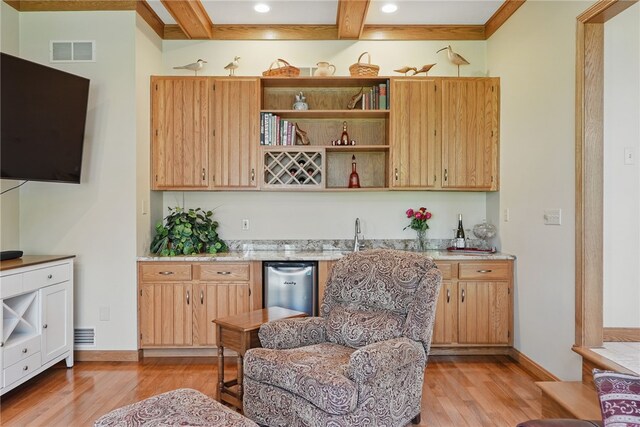 sitting room with visible vents, light wood-style floors, baseboards, indoor wet bar, and recessed lighting