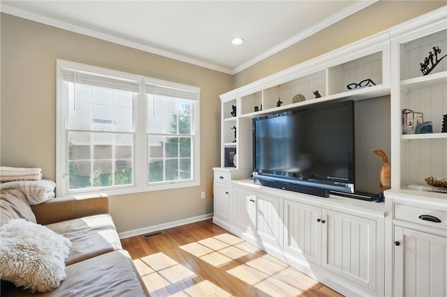 living area with light wood finished floors, recessed lighting, baseboards, visible vents, and ornamental molding