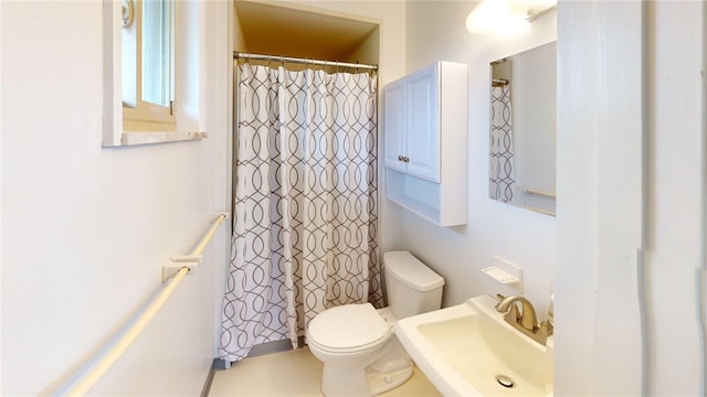 full bathroom featuring a sink, toilet, and a shower with shower curtain