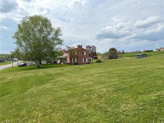 view of yard with an outdoor structure