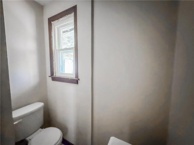 2103 Oriole Dr, Hopewell Twp Bea, PA 15001 - bathroom with toilet