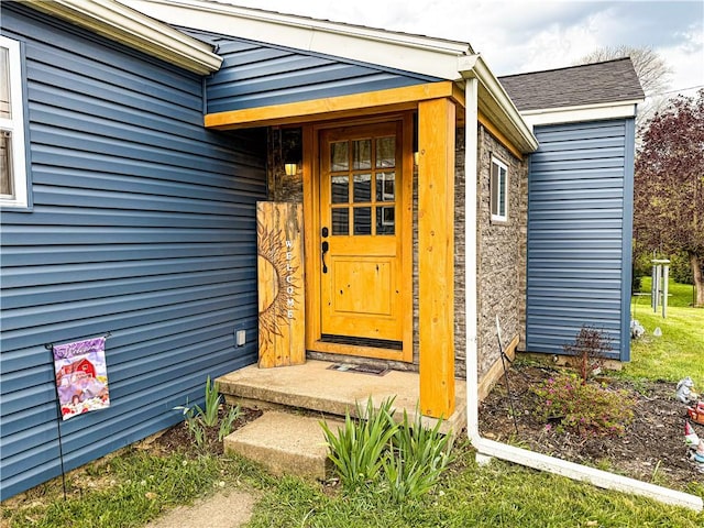 property entrance with a shingled roof
