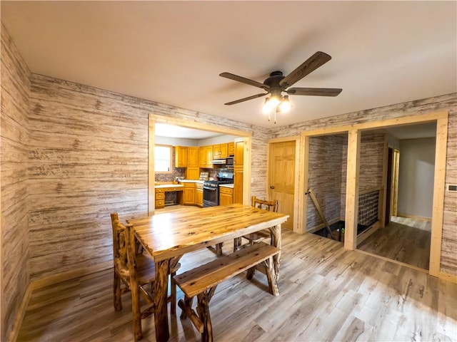 dining area featuring light wood-style floors and a ceiling fan