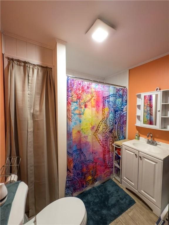 full bathroom featuring vanity, a shower with curtain, toilet, and wood finished floors