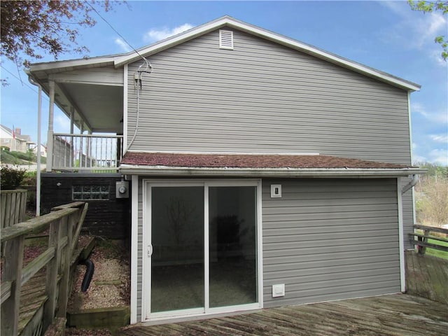 776 W Vine St, Mount Pleasant Boro, PA 15666 - back of property with fence and a deck