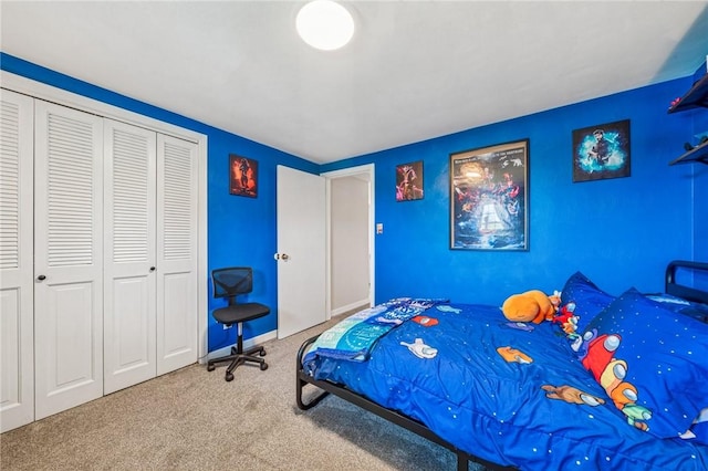 bedroom featuring carpet floors and a closet