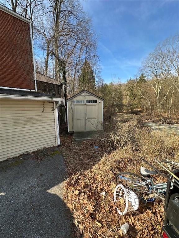 view of yard featuring an outdoor structure and a shed