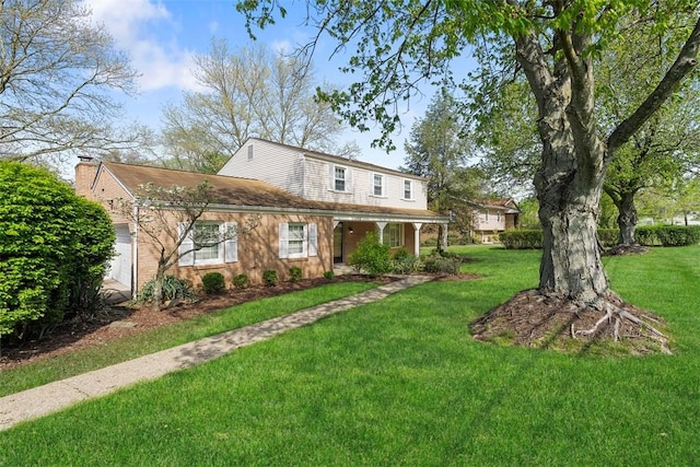 traditional home featuring a front yard