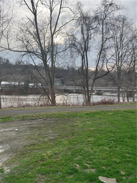view of yard featuring a water view