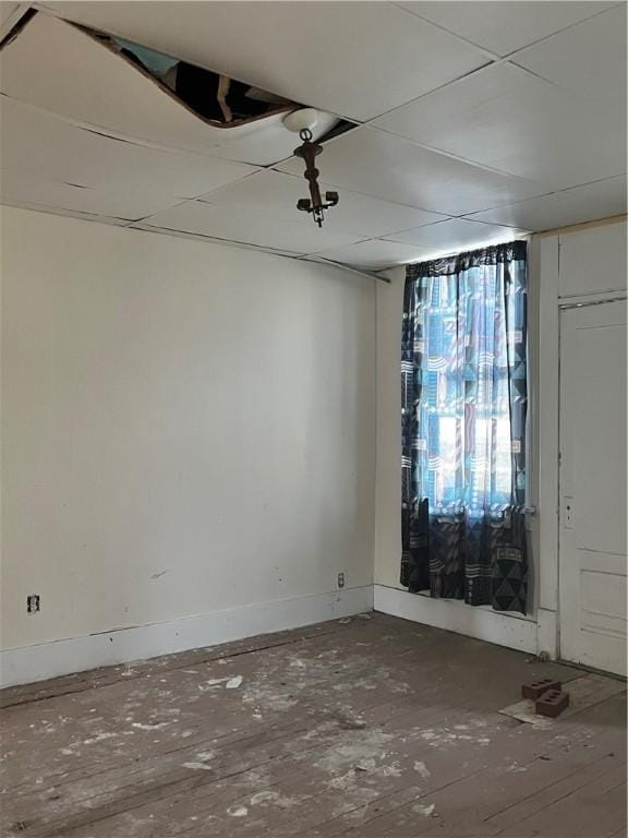 empty room featuring baseboards